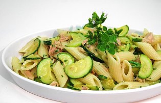 Nudelsalat mit Zucchini